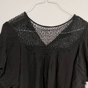 Light short sleeve with detailing neckline black top!🖤